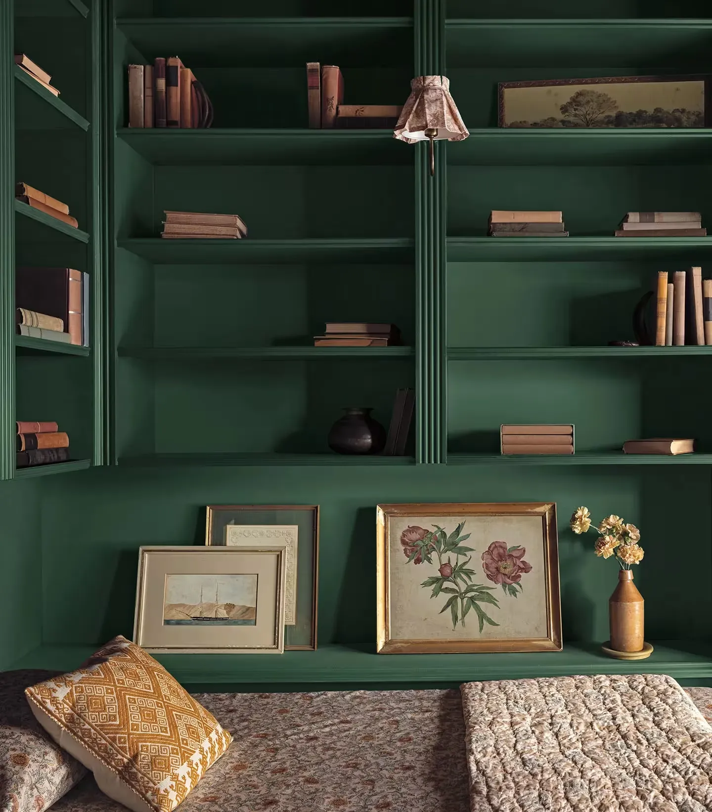 bedroom-green-shelving