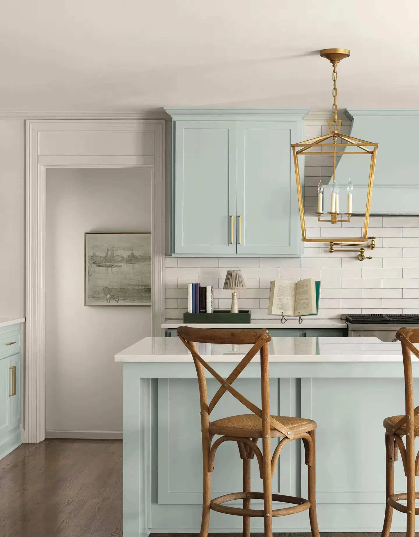 kitchen-cream-walls-blue-cabinetry